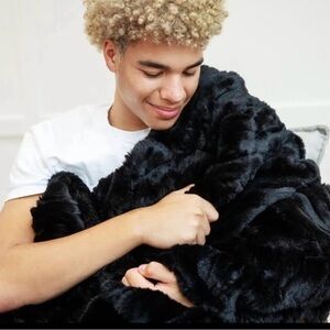 NWT Luxurious Black Faux Fur Minky Couture Throw Blanket